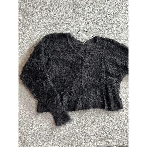 Free People Sweater Small Oversized Cropped Faux Fur Fuzzy Soft V-Neck Black - Picture 13 of 14